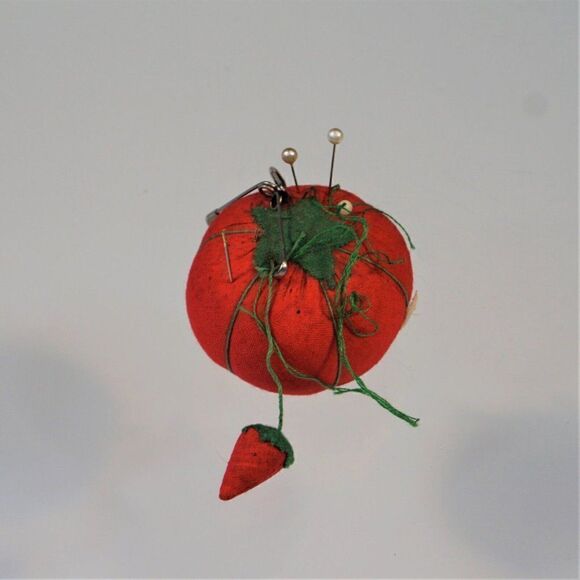 Vintage Pin Cushion Small Tomato w Strawberry Red Green Pincushion VTG Taiwan - Picture 1 of 4